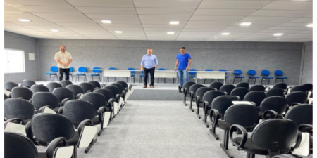 O prefeito Valdecir Júnior esteve na manhã de terça-feira (21/03) no Complexo Educacional Valdecir Rodrigues de Albuquerque acompanhando a montagem e organização do mobiliário escolar como carteiras, mesas, quadros, poltronas do auditório e refeitório, todos materiais de primeira qualidade.