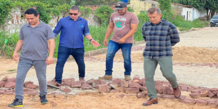 No início da tarde desta segunda-feira (20/03), o prefeito Valdecir Júnior vistoriou as obras dos calçamento em paralelepípedo nas ruas Julião de Carvalho, Conrado Correia e Messias do Lago.